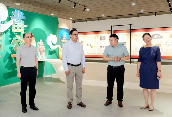 校党委书记黄思光参观展览.jpg