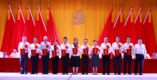 校长吴普特为陕西省高校优秀共产党员、优秀党务工作者和先进基层党组织颁发荣誉证书2_副本.jpg