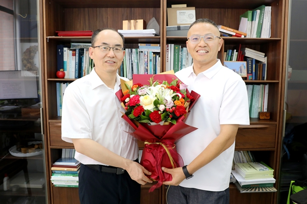 校党委副书记庄世宏看望慰问园艺学院张东教授_副本.jpg