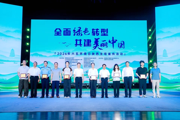 学生代表邱瑞洋(左一)领奖合影_副本.jpg