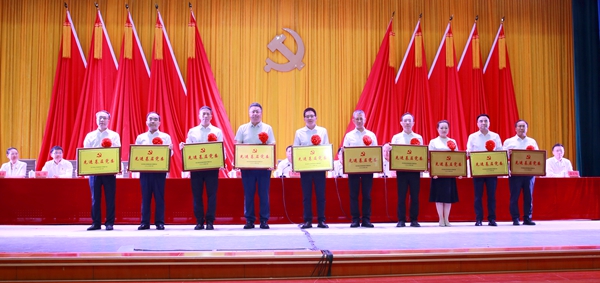 校领导为学校先进基层党委颁奖_副本.jpg