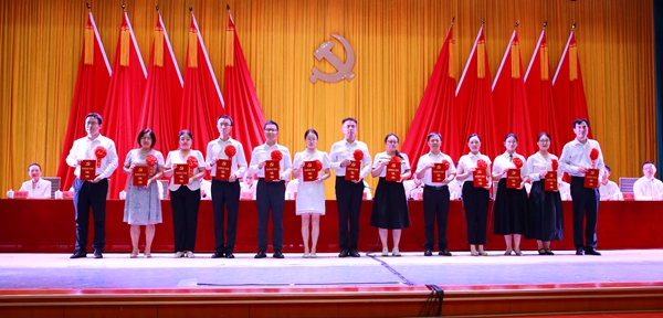 校领导为学校优秀党务工作者代表颁发荣誉证书_副本.jpg