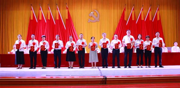 校领导为学校优秀共产党员代表颁奖之二_副本.jpg