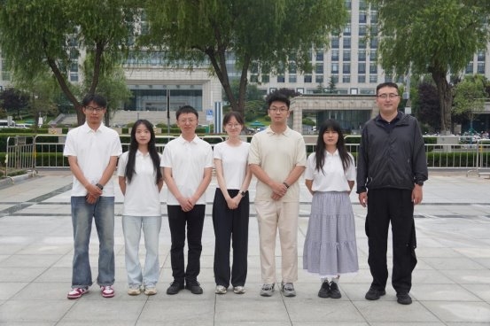 与校友合影留念(右四梁君桐 ,右三盛浩).jpg