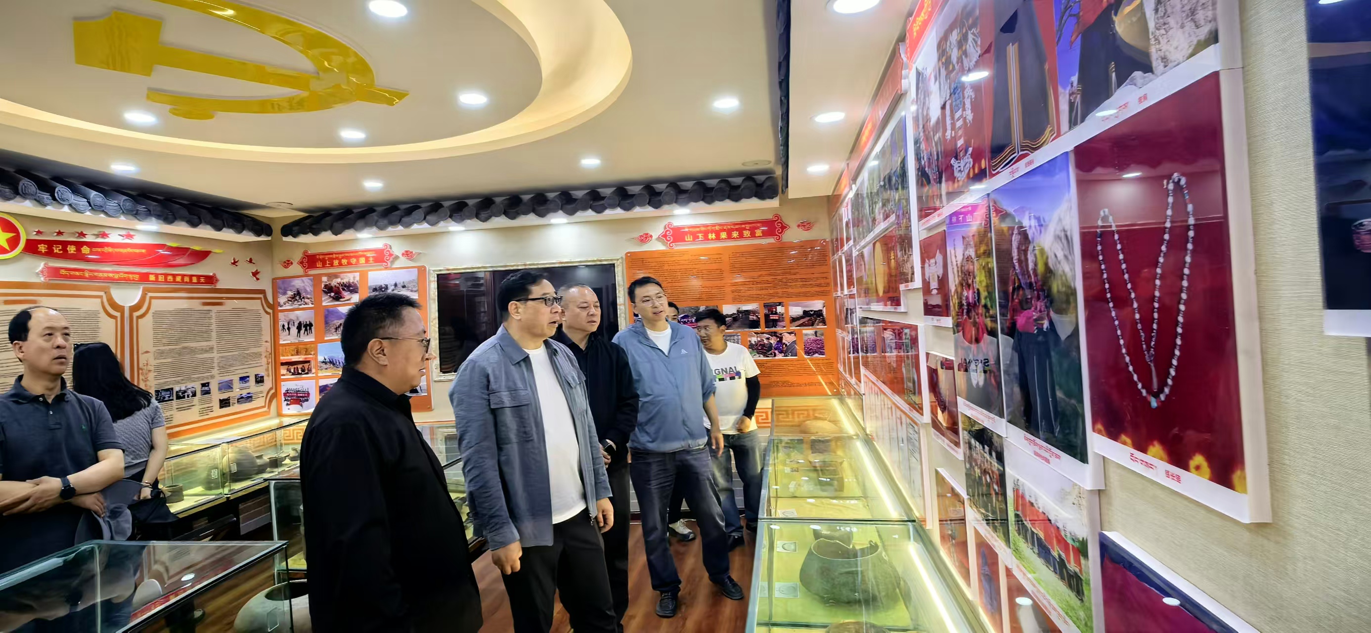 参观什布奇村村史馆  了解党建引领高质量发展情况.jpg
