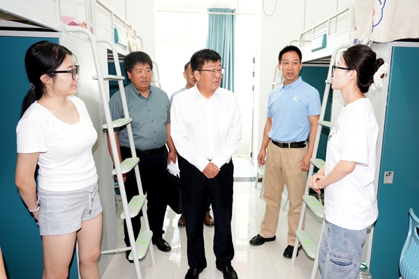 吴普特与入住陕农大滨河校区的研究生新生亲切交流_副本.jpg