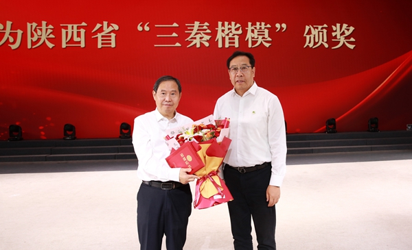 1校党委书记黄思光为为陕西省“三秦楷模”获得者康振生院士颁奖_副本.jpg