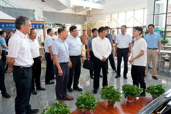 07吴普特在陕农大滨河校区现场了解学生就餐环境_副本.jpg