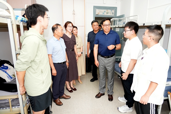04黄思光在北校区学生宿舍亲切看望新生1_副本.jpg