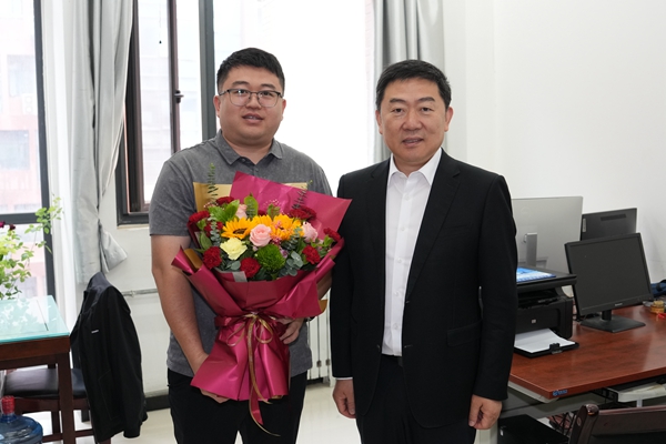 05房玉林慰问园艺学院青年教授祝令成_副本.jpg
