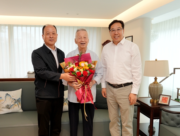 01黄思光、韦革宏看望慰问山仑院士_副本.jpg