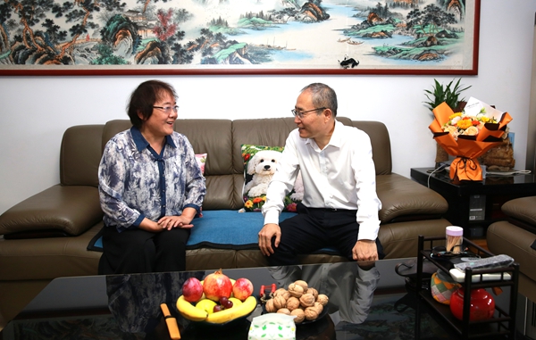 校党委副书记陈红慰问退休教授、陕西省林业产业突出贡献专家翟梅枝_副本.jpg