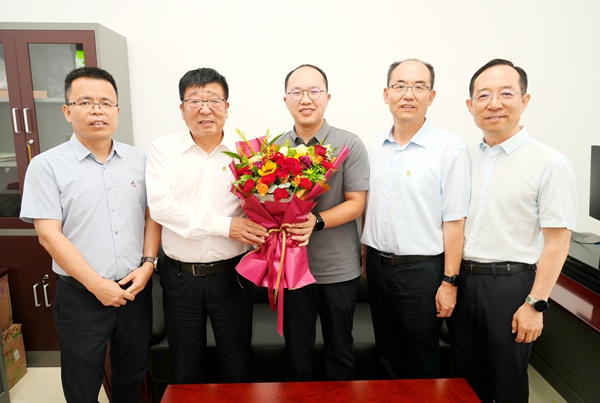 吴普特、庄世宏看望慰问理学院引进人才李亚辉教授_副本.jpg