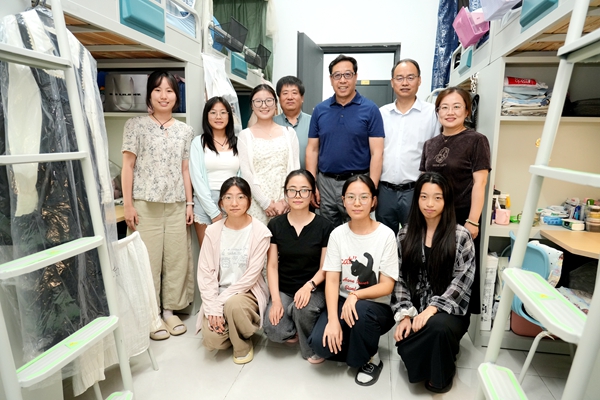 05黄思光亲切看望入住滨河公寓新生并与大家合影留念_副本.jpg