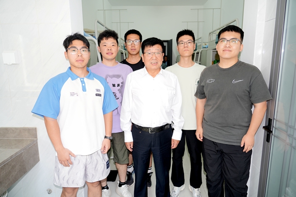 06吴普特与入住陕农大滨河校区的研究生新生亲切交流并合影留念_副本.jpg