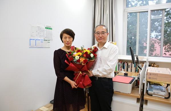 校党委副书记陈红慰问人文学院副教授梁运娟_副本.jpg