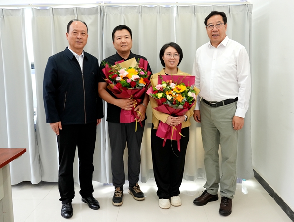 04黄思光、韦革宏看望慰问海外优青、园艺学院原玉林、黄丽教授_副本.jpg