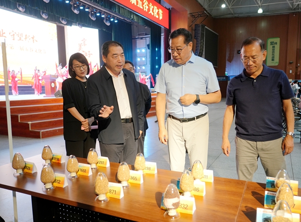 黄思光听取五谷文化节基本情况介绍.jpg