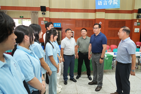 02黄思光在迎新现场了解学院迎新工作情况并与师生亲切交流_副本.jpg