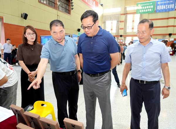 01黄思光在新生报到现场了解学院迎新工作情况_副本.jpg