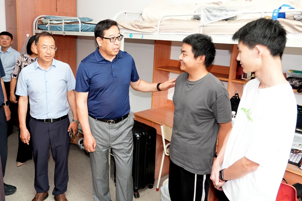 04黄思光在北校区学生宿舍亲切看望新生_副本.jpg