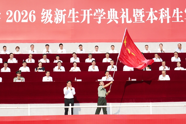 黄思光向军训团授旗.jpg
