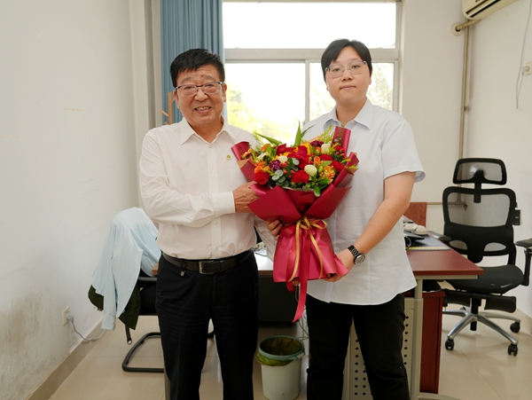 吴普特看望慰问机电学院新进教师江艾莲_副本.jpg
