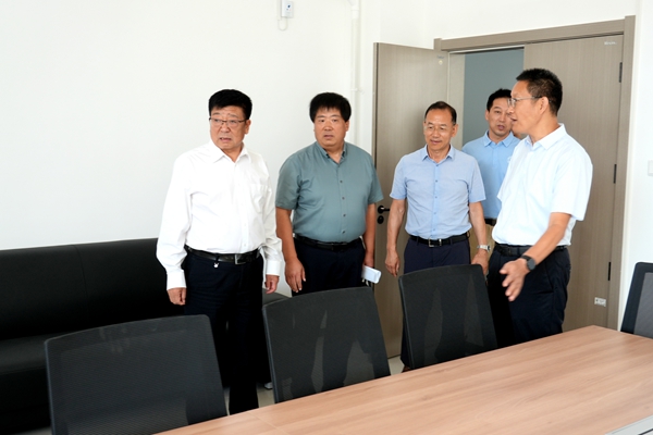 08吴普特在陕农大滨河校区了解学生学习环境_副本.jpg