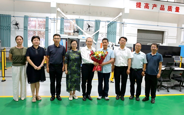 校党委副书记陈红慰问机电学院副教授赵友亮_副本.jpg