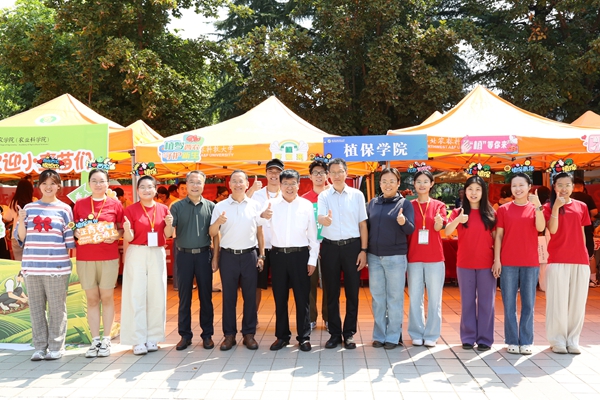 05吴普特亲切看望一线工作人员及学生志愿者_副本.jpg