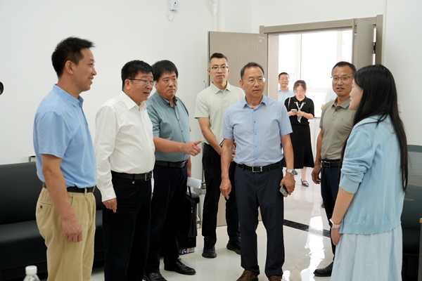 09吴普特在滨河公寓与辅导员亲切交流_副本.jpg