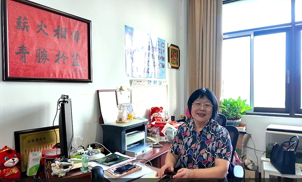 李碧春教授的办公室悬挂着导师钱菊芬的赠言_副本.jpg