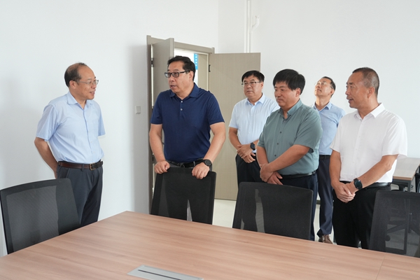 06黄思光在滨河公寓了解学生学习生活环境_副本.jpg