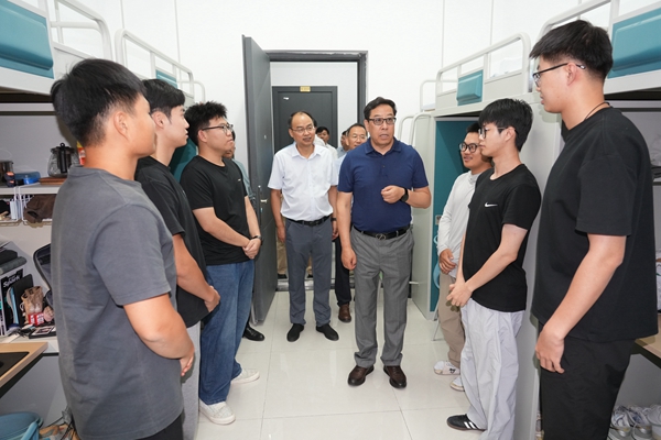 05黄思光亲切看望入驻滨河公寓新生_副本.jpg