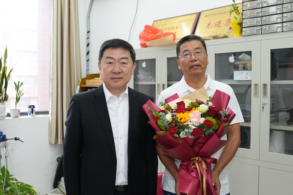 01房玉林慰问农学院奚亚军教授_副本.jpg