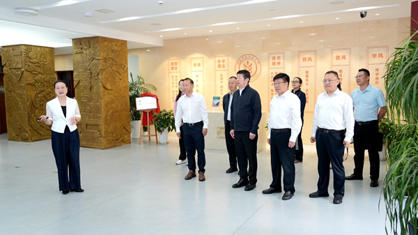 谷振春一行调研校史馆_副本.jpg