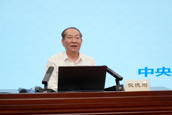 倪德刚讲授党课_副本.jpg