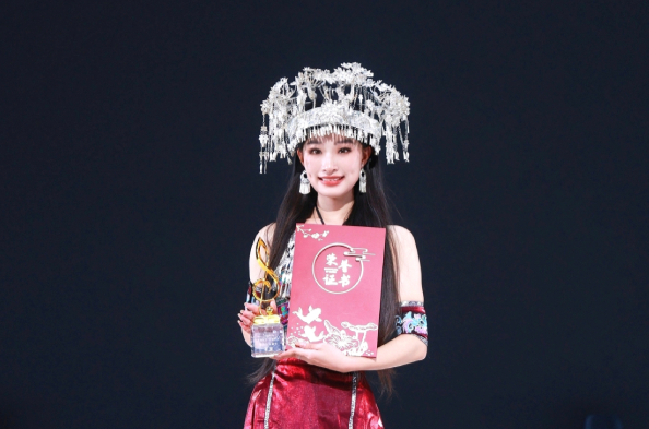 图片3潘安琪同学身着民族盛装，十佳歌手舞台获奖留影.png