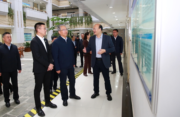 宝鸡市委书记陈晓勇在我校作物抗逆与高效生产全国重点实验室调研_副本.jpg