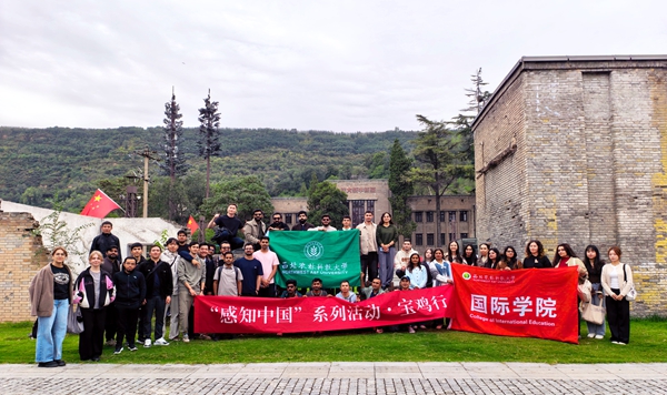 参加实践活动的同学在长乐塬抗战工业遗址公园合影4_副本.jpg