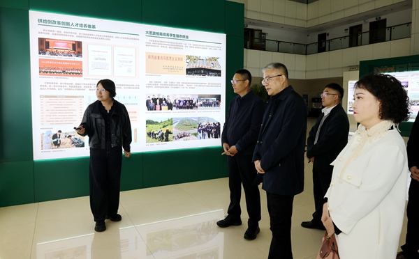 贵州代表团参观办学成果展4_副本.jpg