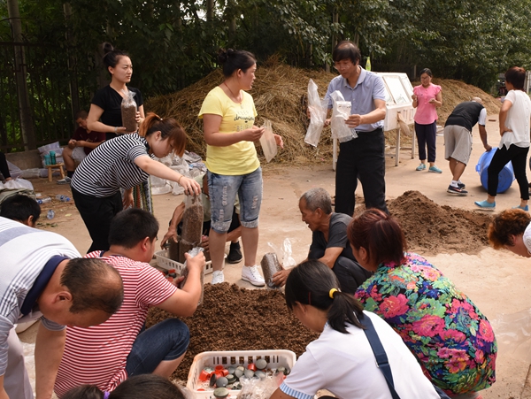 杜双田教授进行食用菌现场教学